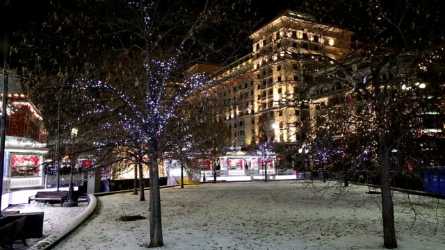 Weihnachten-und-Neujahr-Urlaub-Beleuchtung-und-vier-Jahreszeiten-Hotel-Moskau-bei-Nacht.-Russland