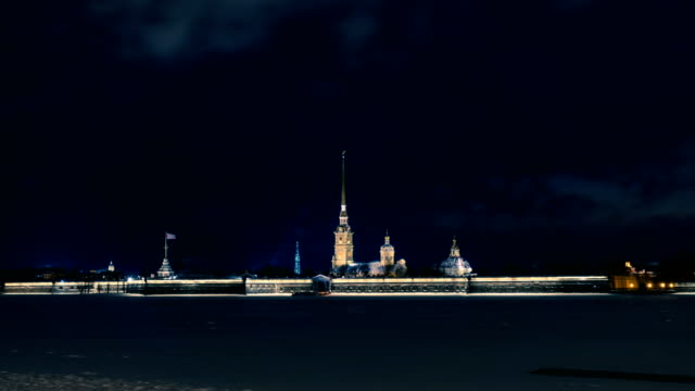 Nachtansicht-der-Peter-und-Paul-Festung-in-Sankt-Petersburg-Stadt-im-winter