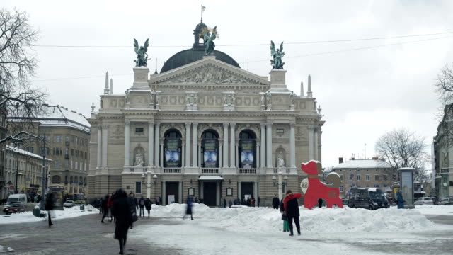 Lemberg,-UKRAINE---Winter-2018-Zeitraffer:-Der-Schnee-Kälte-in-alten-Stadt-Lemberg-in-der-Ukraine.-Menschen-sind-entlang-der-Straße-in-der-Nähe-von-Lviv-Theater-für-Oper-und-Ballett.