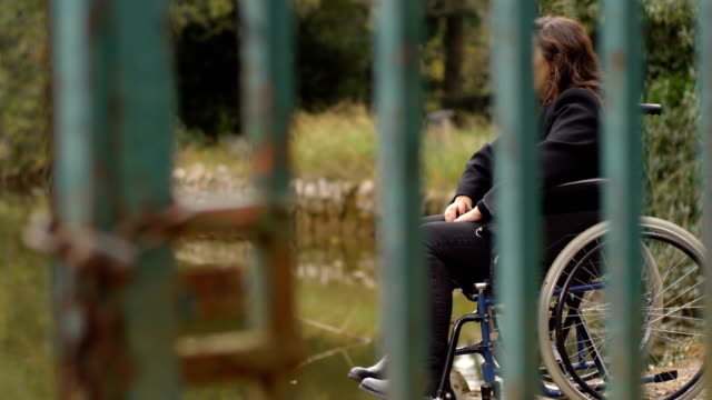 deprimiert-und-traurig-junge-einsame-Frau-im-Rollstuhl-outdoor