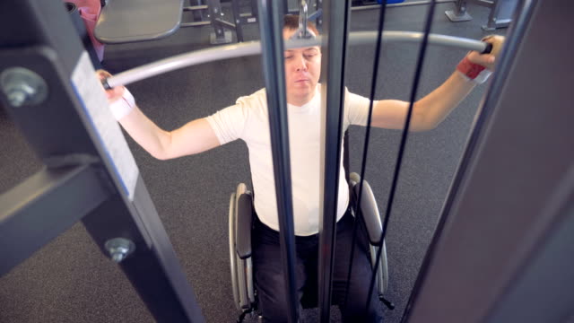 Stärke-der-schwachen-Händen-Muskeln-durch-den-behinderten-Menschen-im-Rollstuhl.