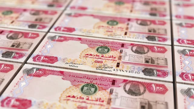 Dinero-árabes-Emiratos-Árabes-Unidos-Dirhams-100-billetes-bucle-fondo