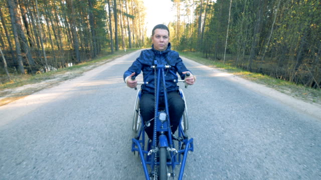 Ein-Patient-benutzt-Rollstuhl-Fahrrad.