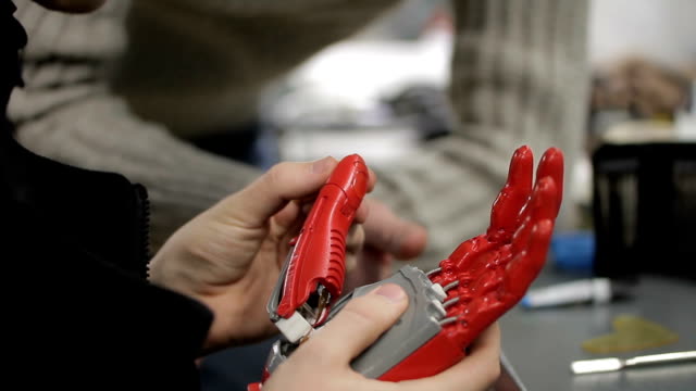 Nahaufnahme-von-zwei-Menschen-diskutieren-bionische-hand