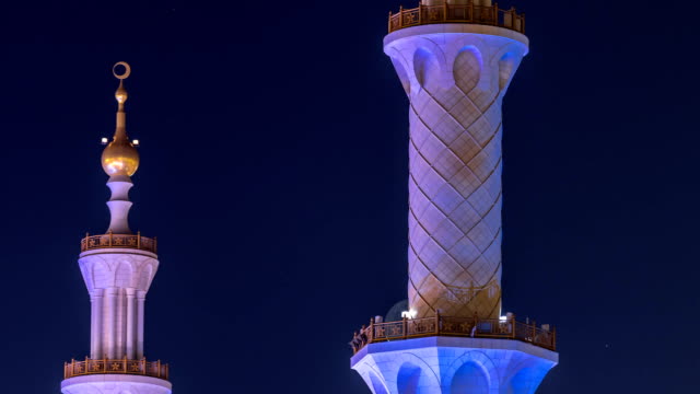 Sheikh-Zayed-Grand-Moschee-beleuchtet-bei-Nacht-Zeitraffer,-Abu-Dhabi,-Vereinigte-Arabische-Emirate