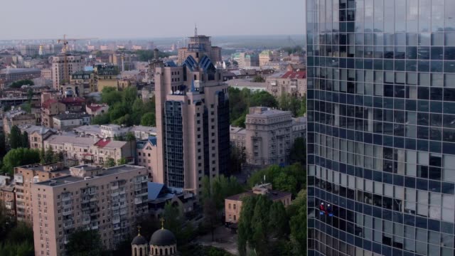 Aerial-view-of-the-glass-skyscraper-in-the-city-and-window-cleaners-washing-the-windows-of-the-skyscraper.-Parus-skyscraper.-Kiev-city.-Ukraine