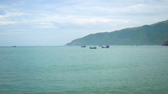 Fischerei-Schiffe-Segeln-im-Meer-auf-dem-grünen-Berg-Hintergrund.-Segelboot-im-blauen-Ozean.-Wunderschönen-türkisfarbenen-Meer-und-Berglandschaft