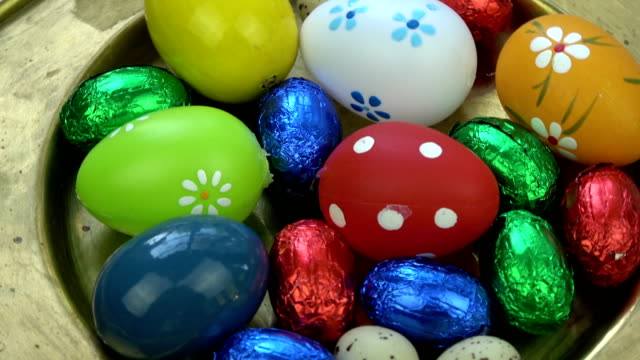 Rotación-de-varios-coloridos-huevos-de-Pascua-decorativos