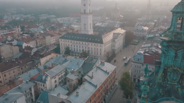 LEMBERG,-UKRAINE.-Panorama-der-antiken-Stadt.-Die-Dächer-von-Altbauten.-Luftbild