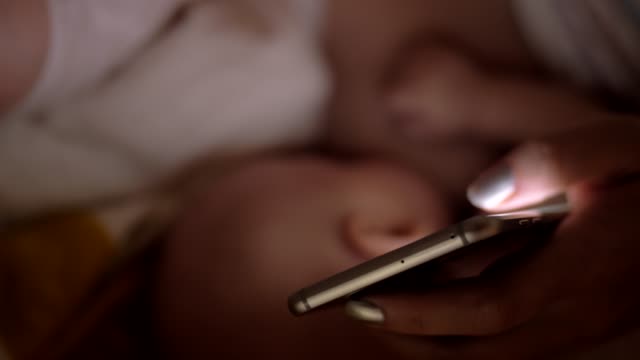 Madre-de-navegar-por-internet-por-celular-al-bebé-lactancia-materna