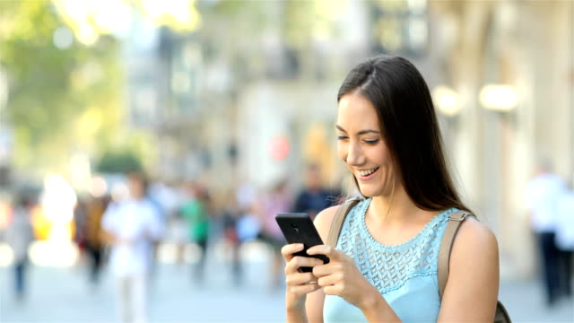 Mädchen-SMS-Nachrichten-am-Telefon-in-der-Straße