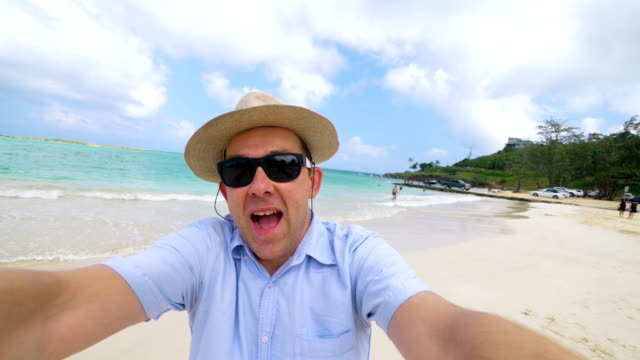 Glücklicher-Mann-nimmt-ein-Selbstporträt-in-Hawaii-Strand-in-4-k-Slow-Motion-60fps
