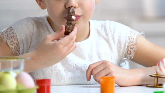 Glückliche-kleine-Mädchen-genießen-leckere-Schokolade-Hase,-süße-Ostergeschenk,-Kindheit
