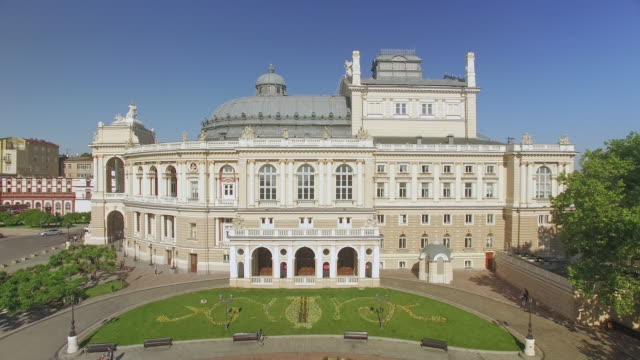 Kamera-fliegt-weg-von-Odessa-nationalen-akademischen-Opern--und-Ballett-Theater