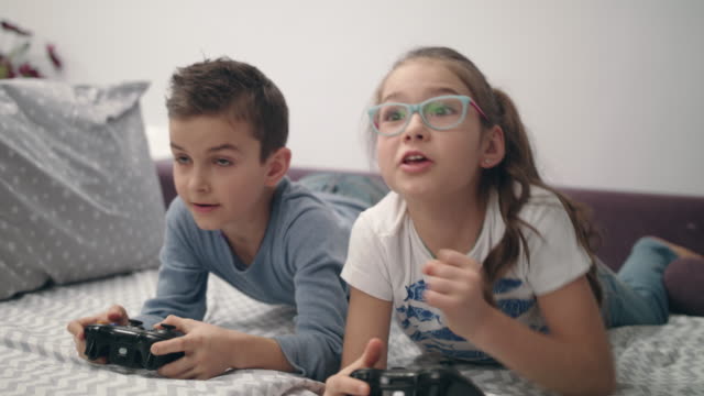 Glückliche-Kinder-gewinnen-Videospiel-zu-Hause.-Jungen-und-Mädchen-spielen-von-Videospielen