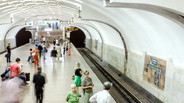 Eine-unterirdische-Zug-von-Plosha-Povstannya-u-Bahnstation-auf-Oleksievska-Linie-der-Metro-Charkiw-timelapse