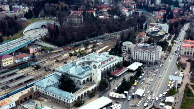 Luftaufnahmen-mit-einer-Drohne-Sotschi-Bahnhof.-Die-zentrale-Attraktion-der-Stadt-Sotschi.-Verkehrsknotenpunkt.-Stadtzentrum
