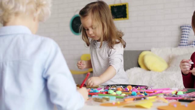 Fokussierte-Kinder,-die-Spaß-am-Kunstunterricht-haben