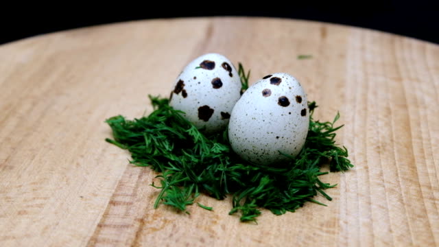 dos-huevos-de-codorniz-giran-lentamente-delante-de-la-cámara