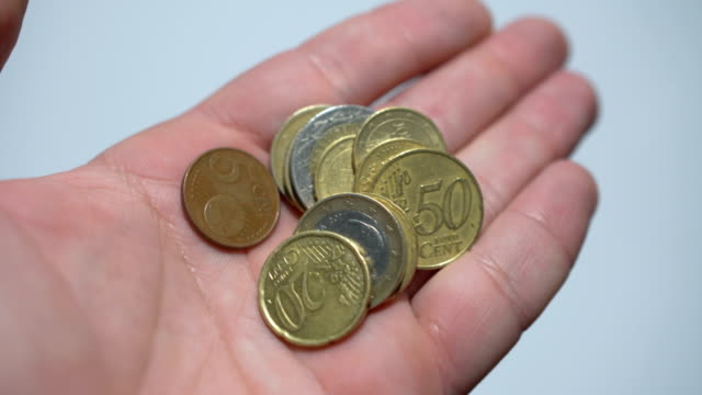 Nahaufnahme-der-Hände,-die-auf-weißem-Hintergrund-isoliert-sind-und-Euro-Münzen-zählen.