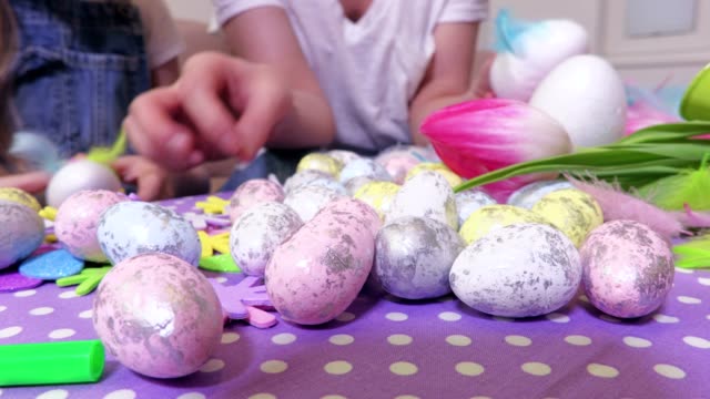 Familia-prepara-huevos-de-decoración-de-Pascua