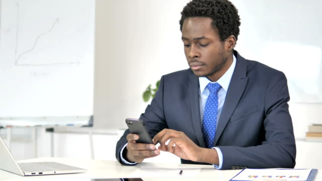 Hombre-de-negocios-africano-usando-smartphone,-mensaje-de-texto
