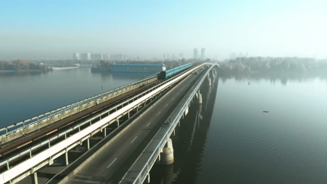 Puente-metro-a-través-del-río-Dnieper-en-Kiev