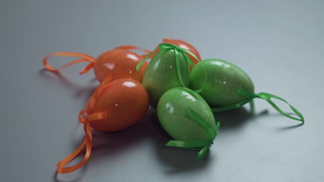 Huevos-de-Pascua-sobre-fondo-sólido.-Coloridos-huevos-de-Pascua-forman-un-marco,-se-puede-poner-allí-su-inscripción-o-logotipo