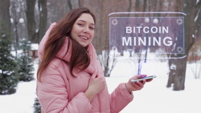 Chica-pelirroja-con-holograma-Bitcoin-Mining