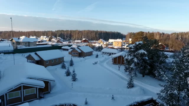 Foto-aérea-de-asentamiento-de-casas-de-invierno-en-un-bosque