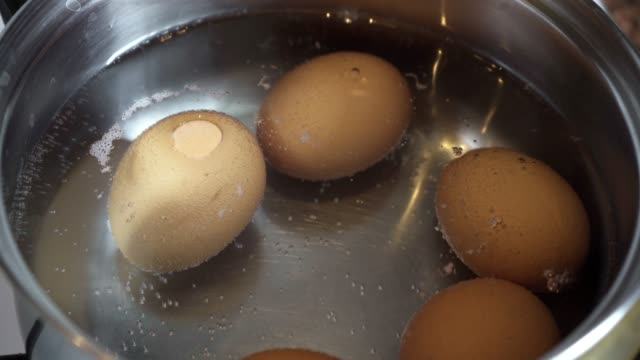 Los-huevos-de-pollo-se-cocinan-en-una-sartén