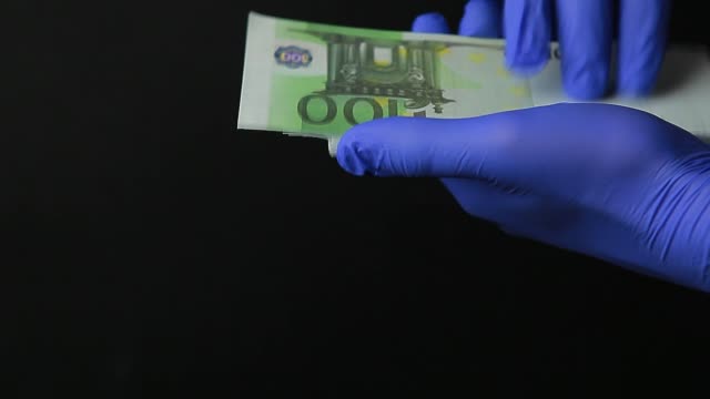 Geld-Handschuh-Hand-dunklen-Hintergrund-hd-Footage