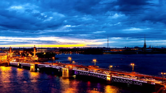 San-Petersburgo,-abriendo-el-puente-del-Palacio.-Vista-de-fotografía-de-lapso-de-tiempo-desde-el-techo-hasta-la-zona-de-agua-de-Neva,-la-fortaleza-de-Pedro-y-Pablo,-el-puente-del-Palacio-y-el-espigón-de-la-isla-Vasilievsky
