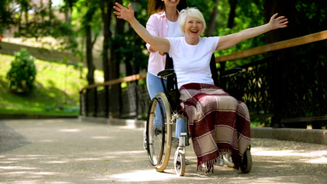 Asiatische-Frau-schieben-aufgeregt-reife-Dame-Rollstuhl,-glücklich-gealtert-Patient,-Gesundheit