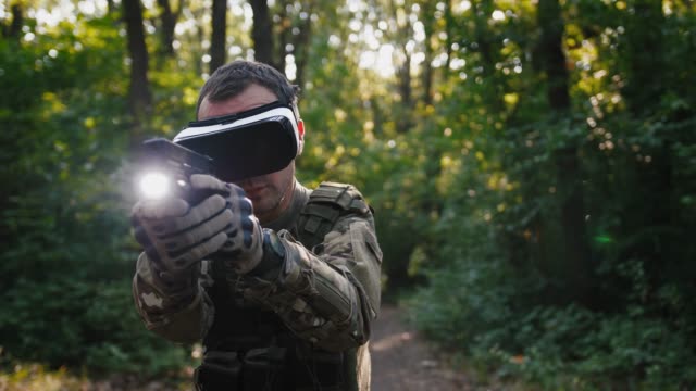Soldat-zielt-mit-Pistole-tragen-Virtual-Reality-Brille-im-Freien
