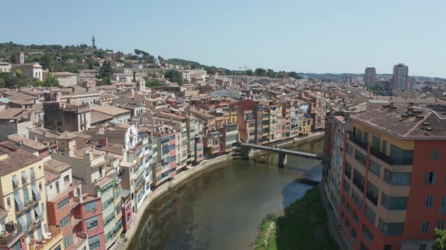 Drohnenflug-über-Dächer-von-bunten-Girona-Häusern
