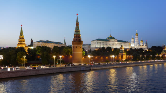 Hiperlapso-nocturno-del-Kremlin-de-Moscú-y-el-río-Moscova-con-cruceros,-Rusia