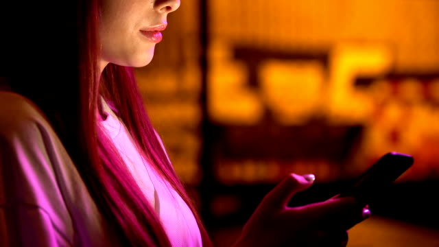 Weibliche-Teenager-tippen-Smartphone-Nachricht-Nacht,-Surfen-im-Internet,-Technologie