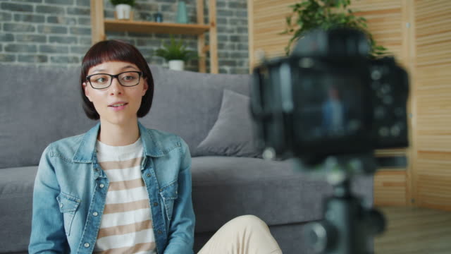 Hübsche-Dame-BloggerAufnahme-Video-zu-Hause-mit-professionellen-Kamera-auf-tirpod
