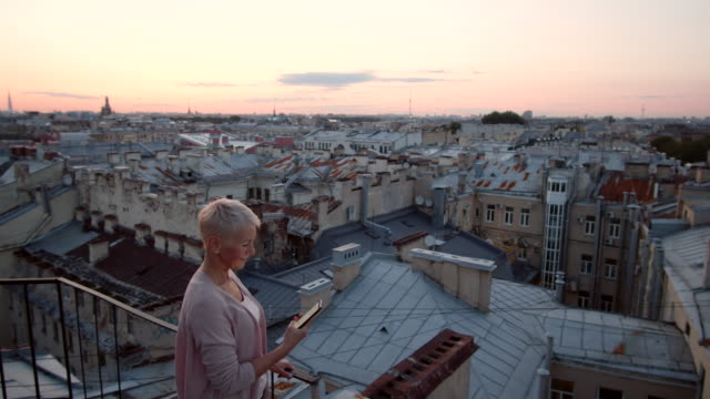 Kaukasische-Blonde-Frau-machen-Fotos-auf-dem-Dach