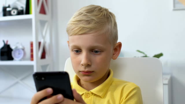 Kleiner-Junge-mit-Smartphone-zu-Hause,-Gadget-Sucht,-Technologie-Einfluss