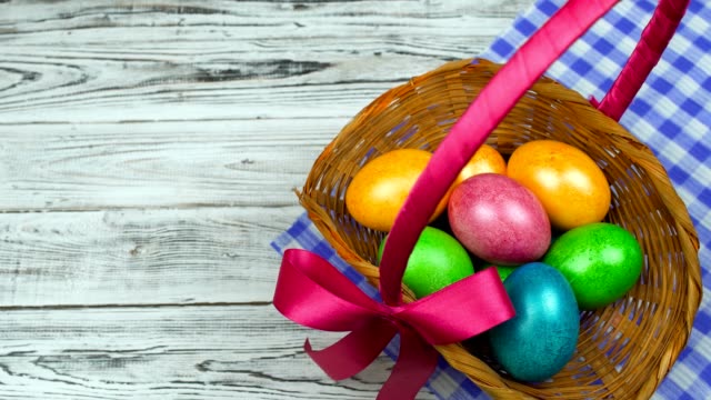 Mann-legt-auf-einen-Tisch-den-Osterkorb-mit-geschmückten-und-farbigen-Eiern,-Konzept-des-christlichen-Feiertag-pascha-oder-Auferstehungsonntag