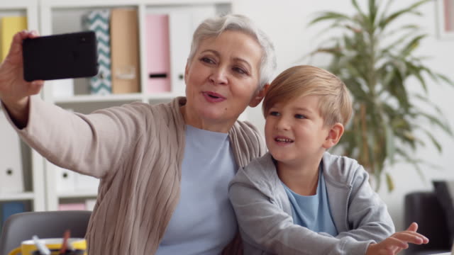 Atractiva-abuela-haciendo-selfie-con-nieto