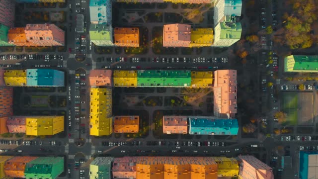 Vista-de-arriba-hacia-abajo-de-las-coloridas-casas-de-una-ciudad-moderna