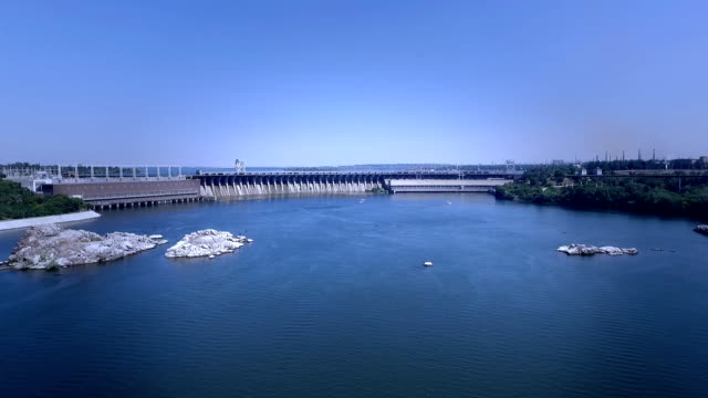 Video-aéreo-de-la-presa-hidroeléctrica-en-la-central-hidroeléctrica