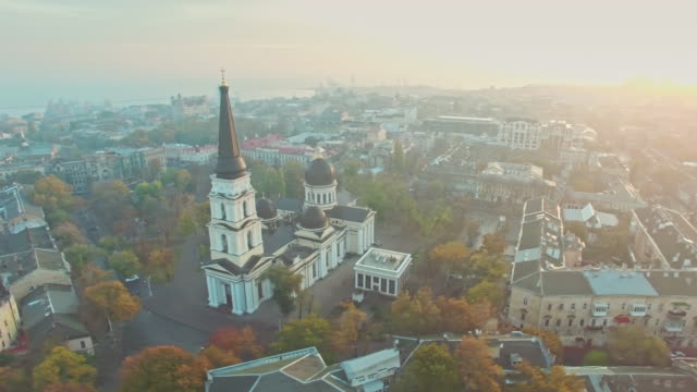 Umkreisung-der-Luftaufnahme-der-Verklärung-Kathedrale-und-Odessa-Stadtzentrum