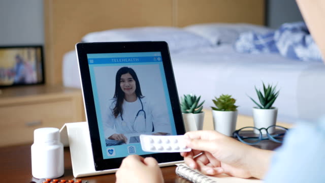4K.-kranke-Frau-verwenden-Videokonferenz,-machen-Online-Konsultation-mit-Arzt-per-Tablet,-Patient-fragen-Arzt-über-Krankheit-und-Medikamente-per-Videoanruf.-Telemedizin,-Telemedizin-und-Online-Krankenhaus