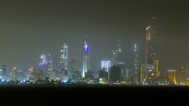 Skyline-mit-Wolkenkratzern-Nacht,-Timelapse-in-Kuwait-Stadt-Innenstadt-beleuchtet-bei-Dämmerung.-Kuwait-Stadt,-Naher-Osten