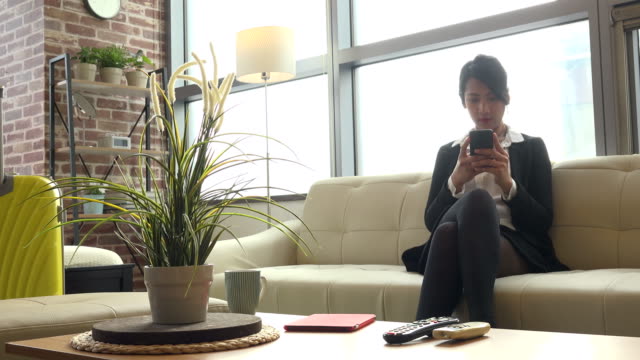Mädchen-Business-Travel-Asiatische-Frau-Geschäftsfrau-mit-Smartphone-zu-Hause