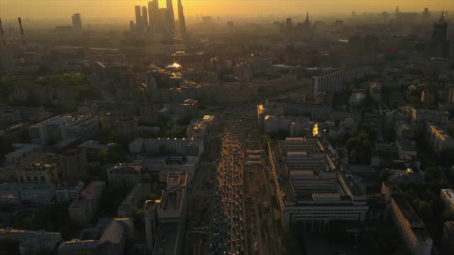 Russland-Moskau-Sonnenuntergangszeit-Garten-Ring-Verkehr-Stadtbild-Antenne-Stadtpanorama-4k